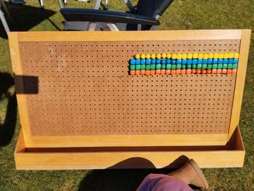 Leuke, constructie wandbord met plastic doppen. beschikbaar voor biedingen