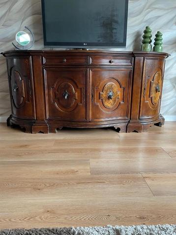 "Antieke" notenhouten buikkast beschikbaar voor biedingen