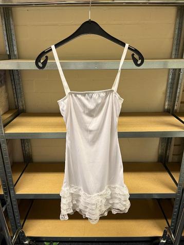 Witte jurkjes met kant beschikbaar voor biedingen