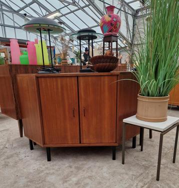 Vintage hoekkast op zwart ijzeren poten beschikbaar voor biedingen