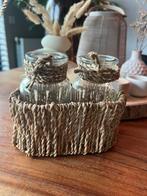 2 vaasjes in rieten mandje, Huis en Inrichting, Woonaccessoires | Vazen, Overige kleuren, Ophalen of Verzenden, Minder dan 50 cm