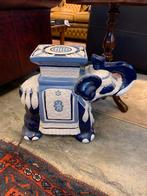 Beeld blauw-wit keramisch olifantentafel plantenstandaard, Ophalen of Verzenden, Dier