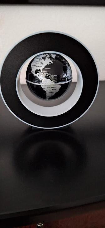 🌏 v iedereen zwevende aardbol enof draaiende lamp of beeld  beschikbaar voor biedingen