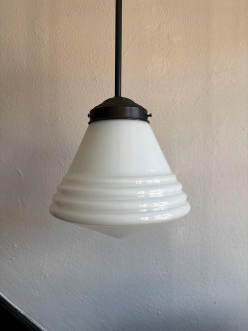 Vintage witte art deco glazen hanglamp messing pendel stang, Huis en Inrichting, Lampen | Hanglampen, Minder dan 50 cm, Glas, Ophalen of Verzenden
