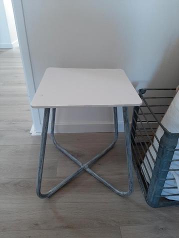 Oude schoolkruk, legerkruk beschikbaar voor biedingen
