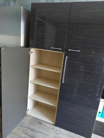Ruime kast Besta Ikea met 10 legplanken en hoogglans deuren - afbeelding 2