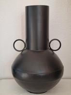 Mooie grote zwarte vaas van Metaal te koop, Huis en Inrichting, Minder dan 50 cm, Overige materialen, Ophalen of Verzenden, Zo goed als nieuw
