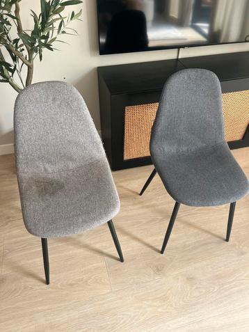 Twee grijze eetkamer stoelen gratis af te halen beschikbaar voor biedingen