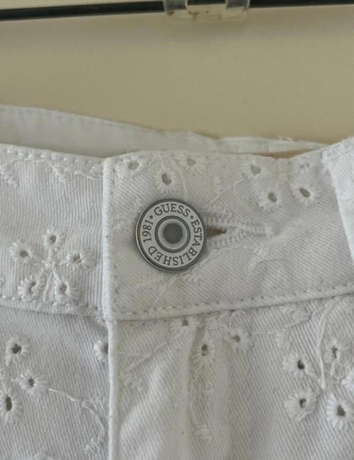 Witte GUESS broek met broderie bloemen – maat 25 (EU 32), Kleding | Dames, Broeken en Pantalons, Gedragen, Maat 34 (XS) of kleiner