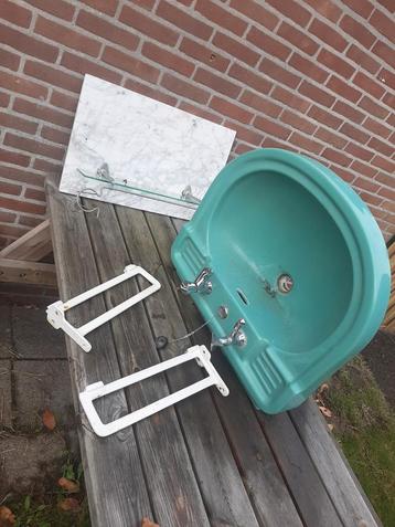 Oude groene wastafel met marmeren achterwand beschikbaar voor biedingen