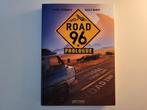 Boek gepasseerd op de game Road 96 Prologue, 1 speler, Racen en Vliegen, Ophalen of Verzenden, Zo goed als nieuw
