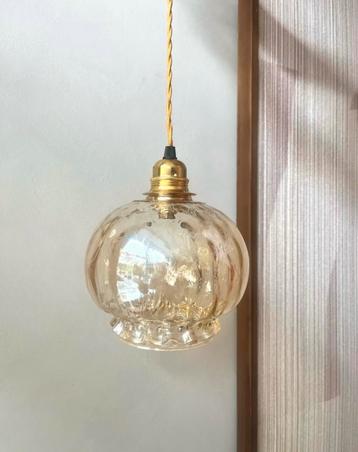 Vintage glazen hanglamp beschikbaar voor biedingen