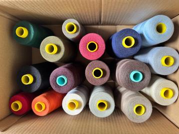 Klossen sierstikgaren doos vol verschillende kleuren. beschikbaar voor biedingen