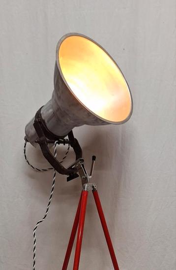 Industriële spot op driepoot vintage One of a kind beschikbaar voor biedingen