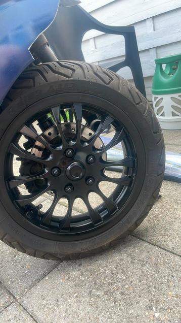 Vespa sprint velgen set plus banden beschikbaar voor biedingen