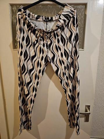 Broek met print beschikbaar voor biedingen