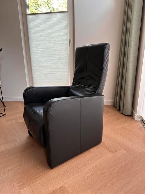 Nette zwarte leren relaxfauteuil met twee lig standen, Huis en Inrichting, Fauteuils, Zo goed als nieuw, Leer, 50 tot 75 cm, 100 tot 125 cm