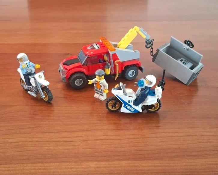 Lego City 60137 Politieset met sleeptruck en brandkast, Kinderen en Baby's, Speelgoed | Duplo en Lego, Zo goed als nieuw, Lego