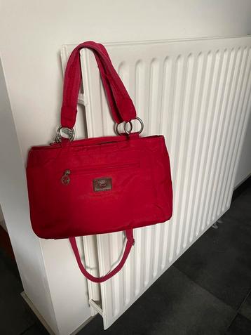 Mooie schoudertas met veel ruimte beschikbaar voor biedingen