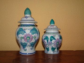 2 Chinese dekselvaasjes van porselein beschikbaar voor biedingen