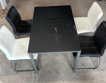 Eettafel met 4 stoelen - Modern Design beschikbaar voor biedingen