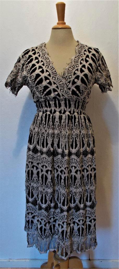 Mooie kant look jurk van Maikaew! M, Kleding | Dames, Jurken, Zo goed als nieuw, Maat 38/40 (M), Overige kleuren, Onder de knie