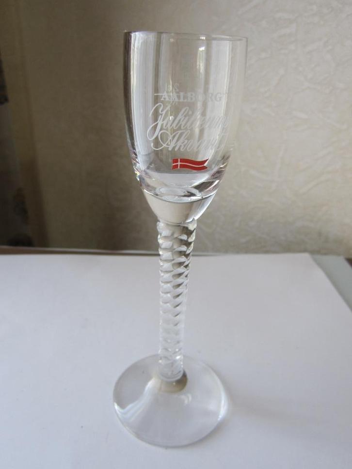 Aalborg jubeleums akvavit glaasje met gedraaide stam, Antiek en Kunst, Antiek | Glas en Kristal, Verzenden