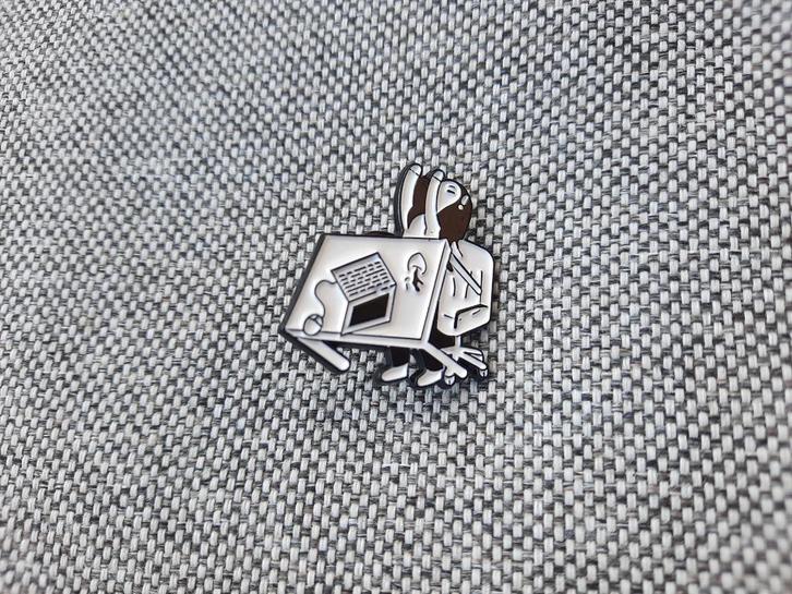 1 grappige pin van iemand die een bureau omver gooit te koop, Verzamelen, Speldjes, Pins en Buttons, Nieuw, Speldje of Pin, Overige onderwerpen