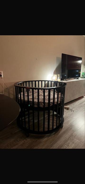 Zwarte Ronde Babybox - Stijlvol & Veilig! beschikbaar voor biedingen