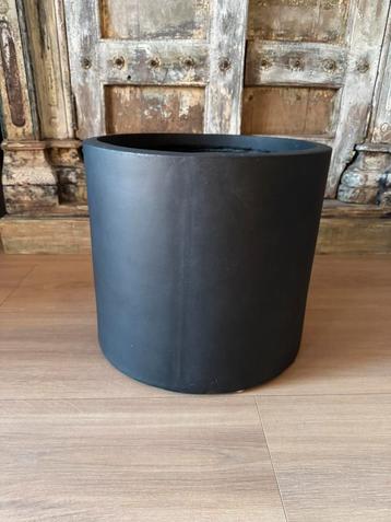 Grote zwarte plantenpot D45 H41 beschikbaar voor biedingen