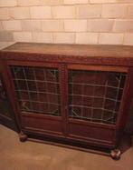 Antieke handgesneden eiken vitrinekast met groen loodglas un, Ophalen