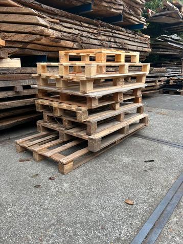 Gratis pallets 8 stuks kachelhout beschikbaar voor biedingen