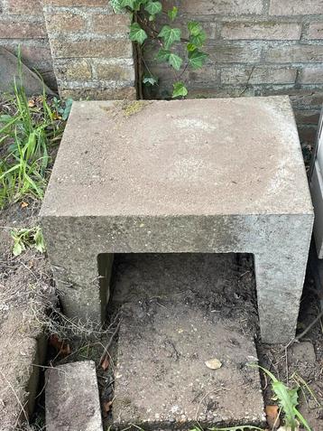 2 betonnen plateaus  beschikbaar voor biedingen