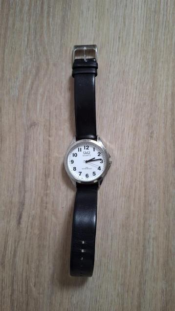 Horloge van merk Q&Q met grote cijfers beschikbaar voor biedingen
