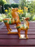 Paard, twee beeldjes van Chinese paarden uit museum winkel, Antiek en Kunst, Antiek | Keramiek en Aardewerk, Ophalen of Verzenden