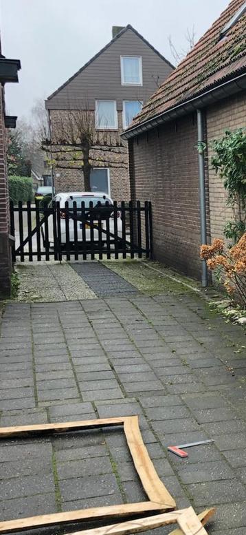 Hek met muurbevestiging van hout zwart beschikbaar voor biedingen