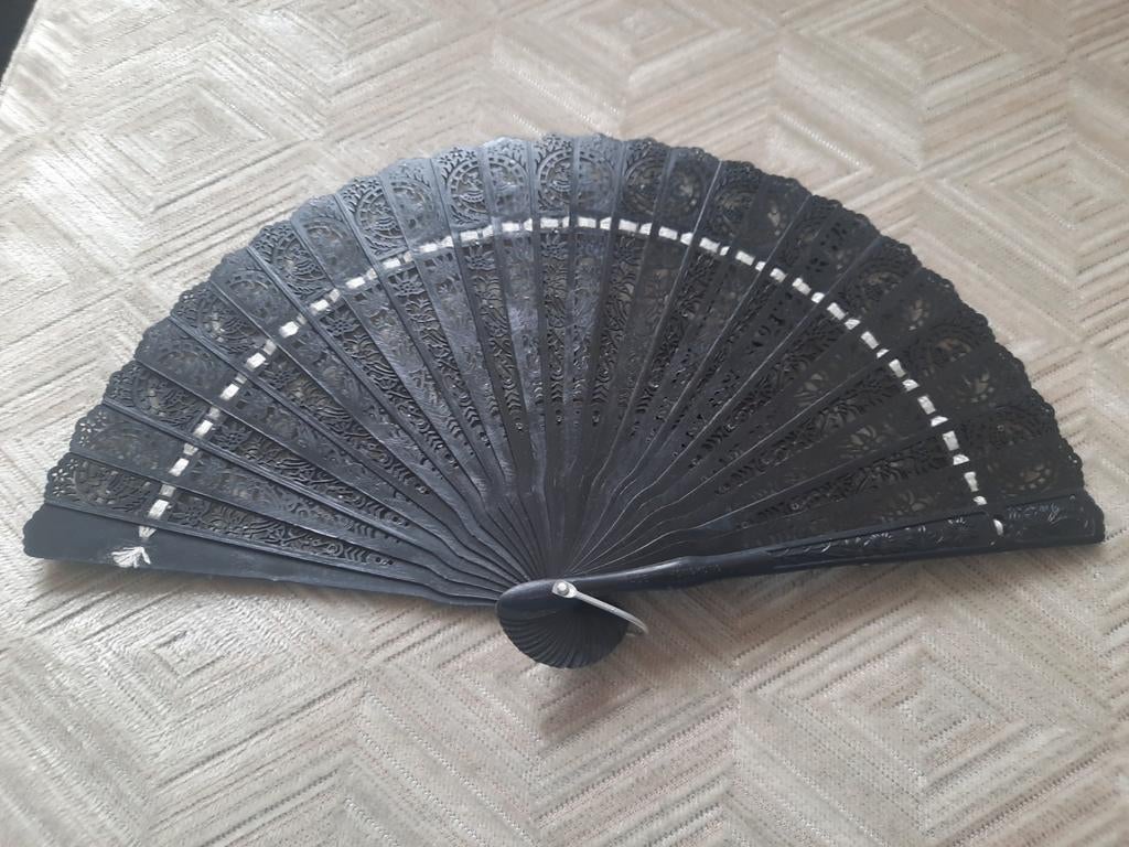 Zwarte kunststof waaier met kanten details, Verzenden