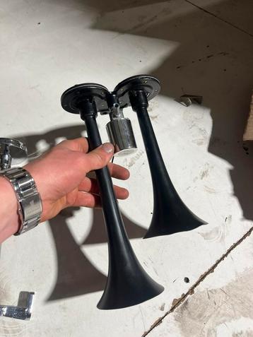 2 lucht hornen beschikbaar voor biedingen