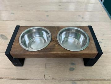 Moderne hondendrink & voerbak beschikbaar voor biedingen