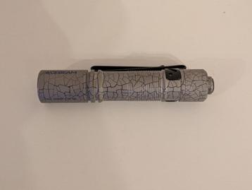 Acebeam Pokelit titanium (crackle anodisatie) beschikbaar voor biedingen