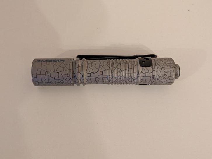 Acebeam Pokelit titanium (crackle anodisatie), Caravans en Kamperen, Zaklampen, Zo goed als nieuw, Batterij, Ophalen of Verzenden