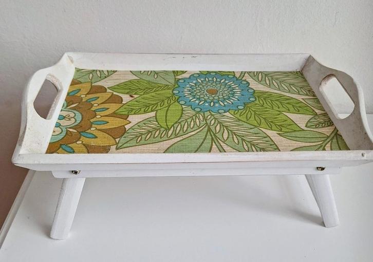 Vintage dienblaadje met pootjes – retro bloemenmotief, Huis en Inrichting, Woonaccessoires | Dienbladen, Zo goed als nieuw, Hout