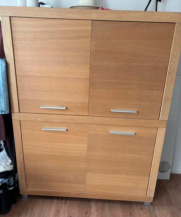 Houten wandkast beschikbaar voor biedingen