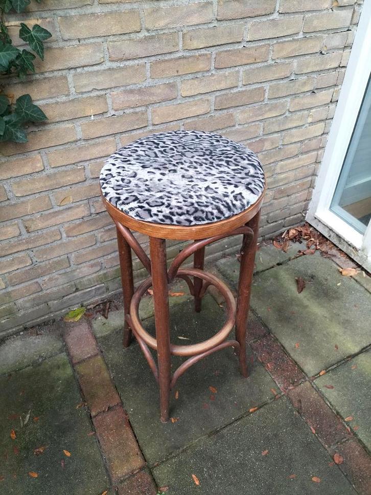 Leuke barkruk met dierenprint zitting, Huis en Inrichting, Barkrukken, Gebruikt, 60 tot 90 cm, Hout, 1 kruk, Met voetsteun, Ophalen