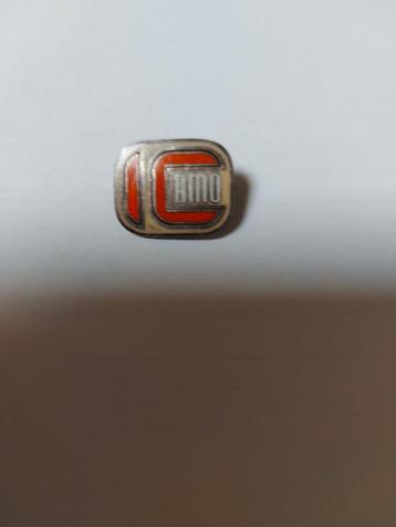 Zilver  speldje, geemaileerd, oranje en goudkleurig,met lett beschikbaar voor biedingen