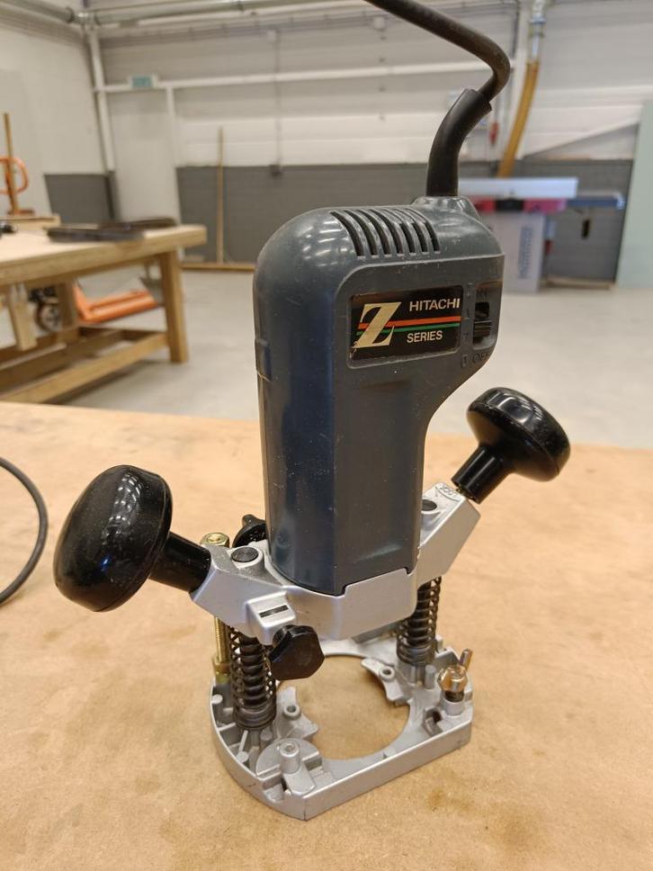 Bovenfrees Hitachi FM8, Doe-het-zelf en Verbouw, Gereedschap | Freesmachines, Zo goed als nieuw, Elektrisch, Bovenfrees, Ophalen