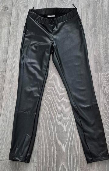 Leatherlook legging maat 140 beschikbaar voor biedingen