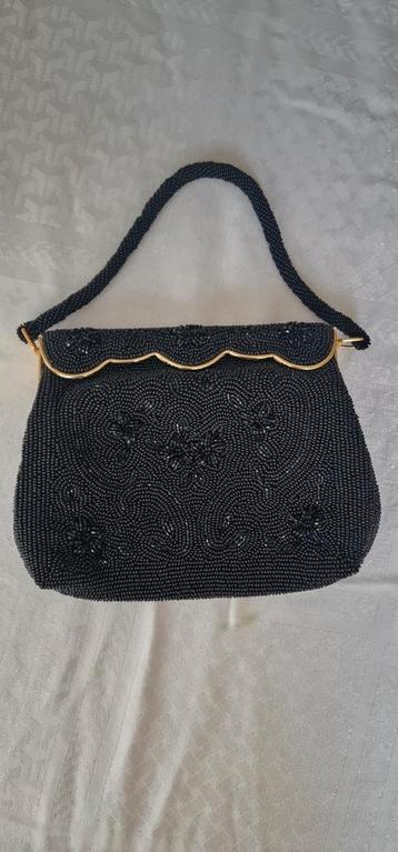 Vintage avondtasje met kraaltjes en goudkleurige sluiting beschikbaar voor biedingen