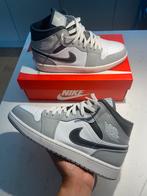 Nike Air Jordan 1 Mid Light Smoke Grey Anthracite - Maat 43, Kleding | Heren, Schoenen, Ophalen of Verzenden, Zo goed als nieuw