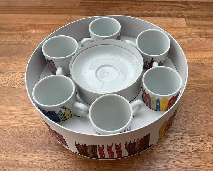 yong : geschenkdoos kopjes en schotel met huizen, Huis en Inrichting, Keuken | Servies, Zo goed als nieuw, Kop(pen) en/of Schotel(s)